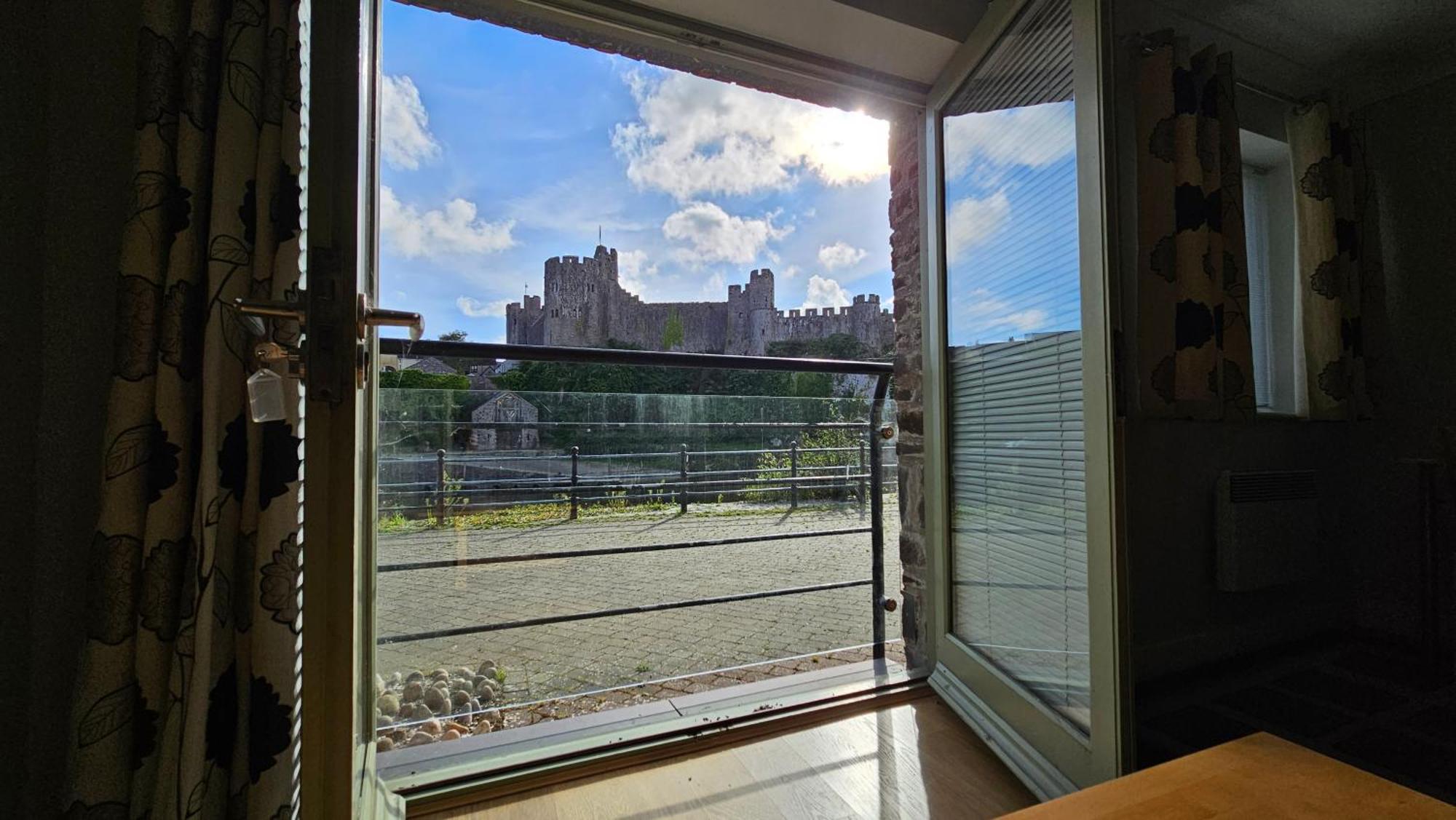 Castle Pond House Pembroke Exterior foto