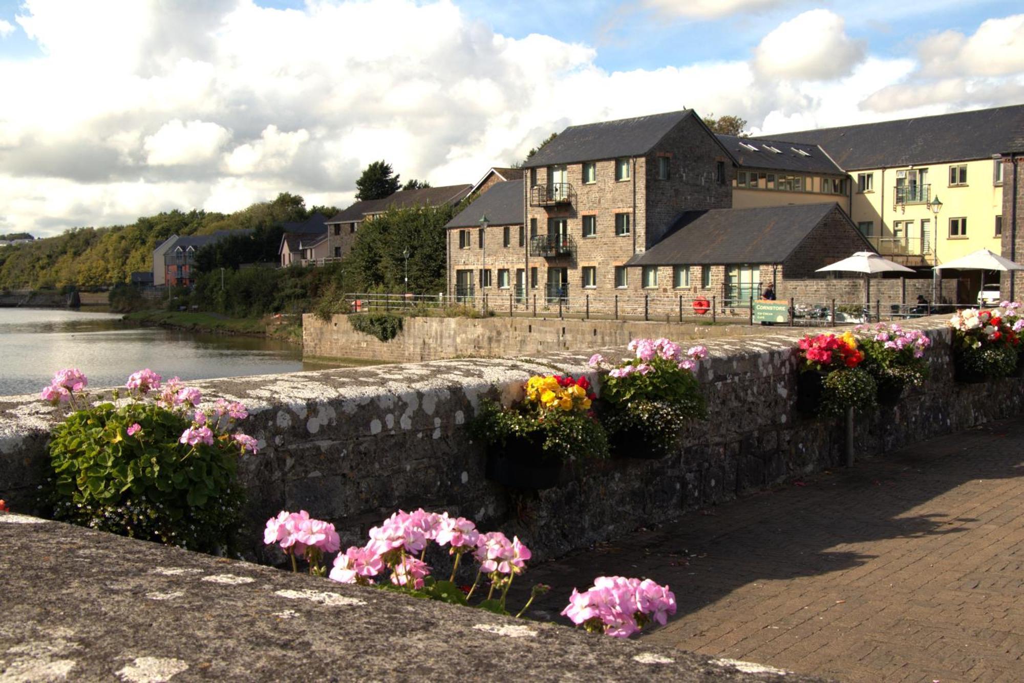 Castle Pond House Pembroke Exterior foto