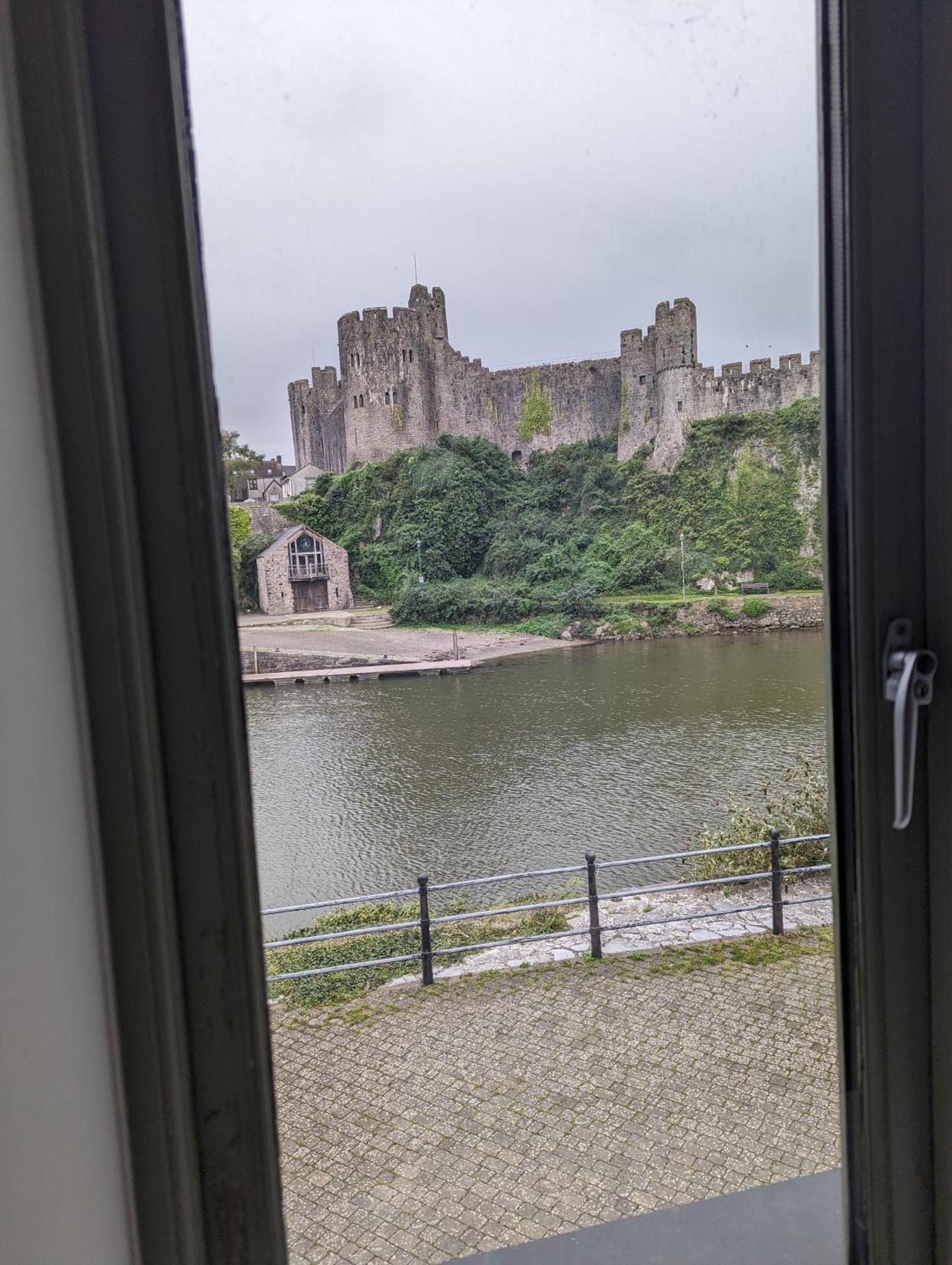 Castle Pond House Pembroke Exterior foto